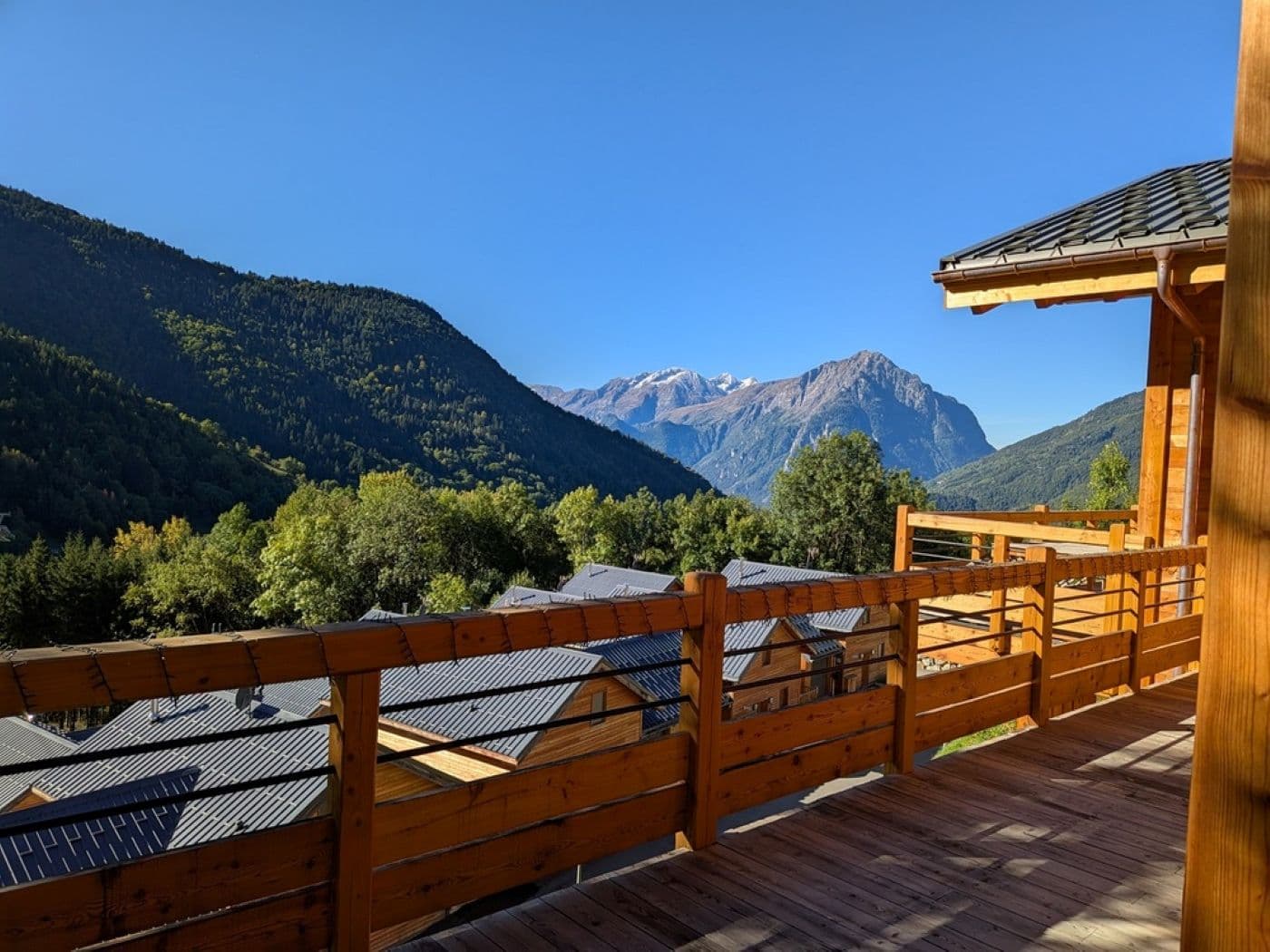 Long dining table at Chalet Sika, mountain view through the windows